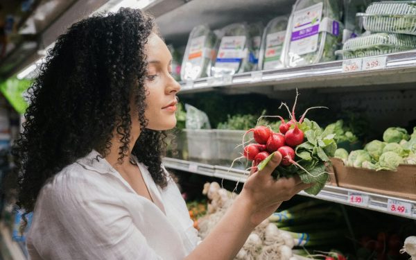 Români, asaltați de scumpiri: Cum economisesc la alimente