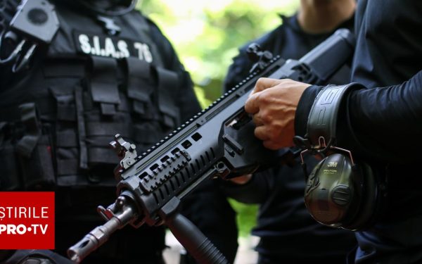 Revoltă la Mizil: Localnici furioși atacă o mașină a Poliției, strada blocată