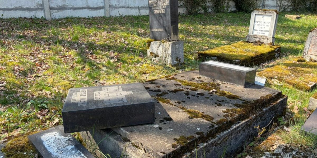 Monumente răsturnate la cimitirul evreiesc din Reghin: Poliția a deschis dosar penal