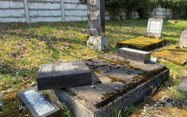 Monumente răsturnate la cimitirul evreiesc din Reghin: Poliția a deschis dosar penal