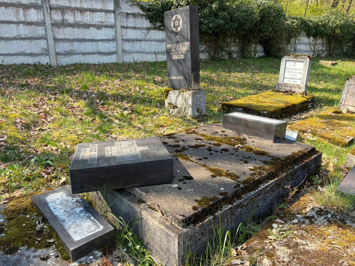 Monumente răsturnate la cimitirul evreiesc din Reghin: Poliția a deschis dosar penal