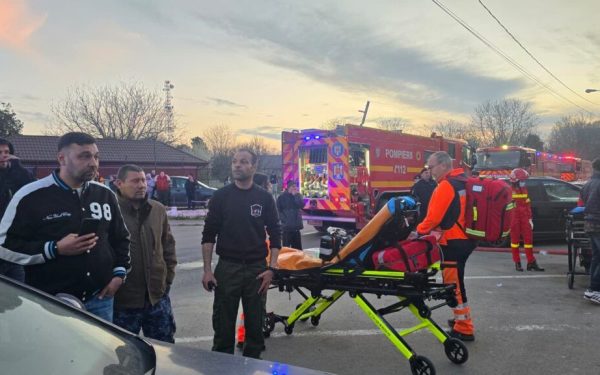 Incendiu GROAZNIC la Constanța: bloc cuprins de flăcări, PLAN ROȘU activat!