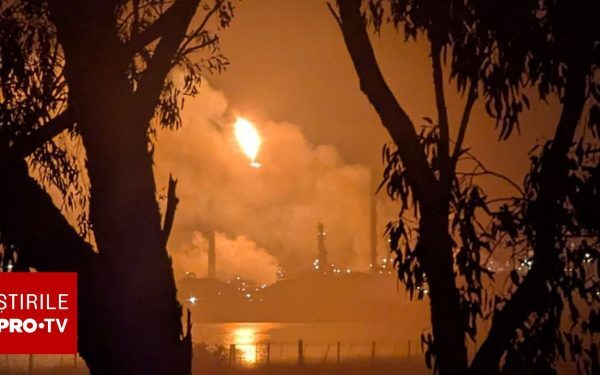Incendiu major la o rafinărie din AUSTRALIA: 10% din combustibil, în pericol