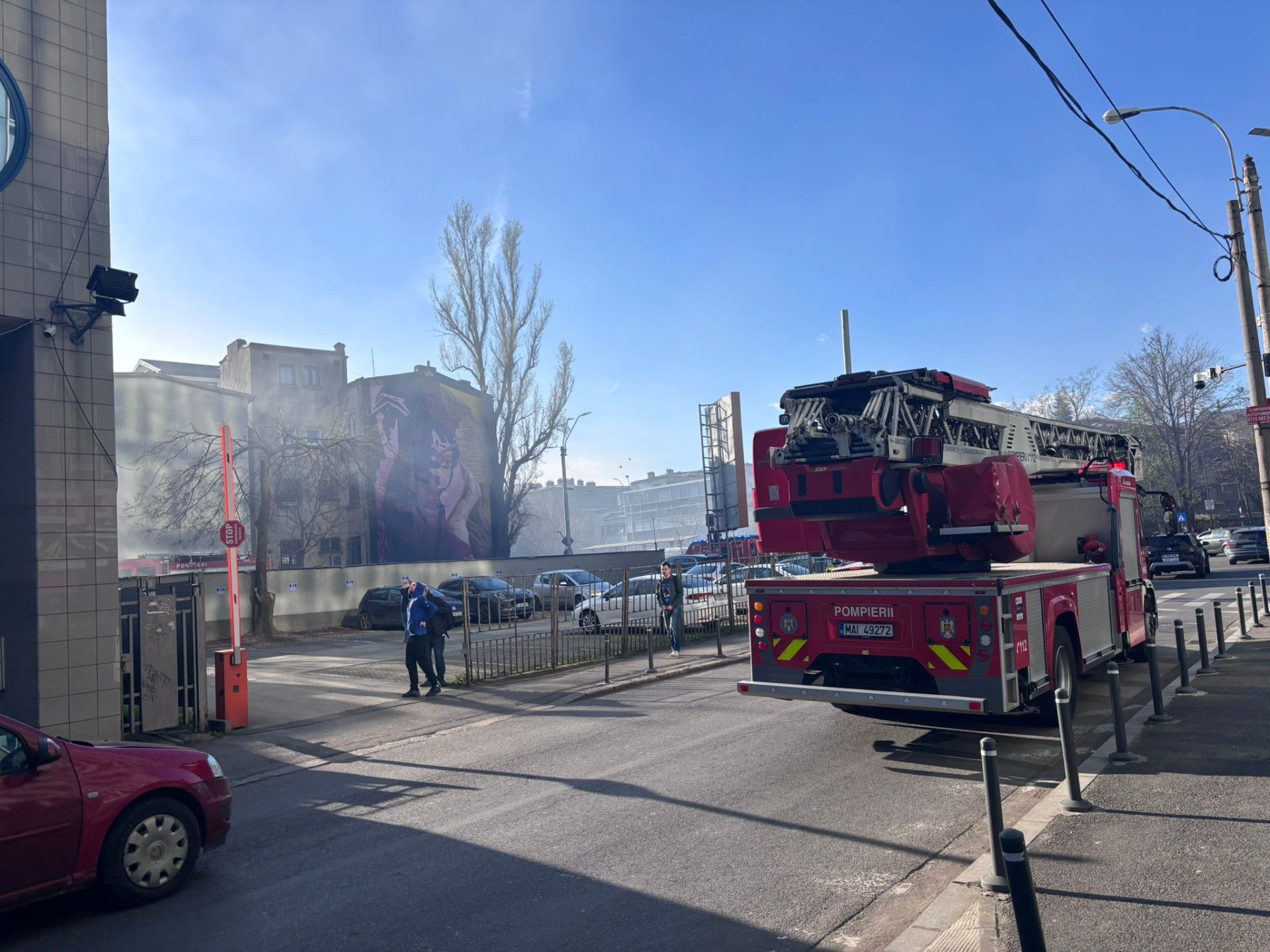 Incendiul de pe Bulevardul Iancu de Hunedoara a fost lichidat Un incident de amploare a avut loc pe Bulevardul Iancu de Hunedoara din București, în urma căruia pompierii au intervenit pentru stingerea unui incendiu care amenința clădirile din zonă