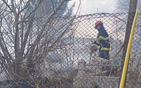 Incendiu puternic într-un cimitir din Botoșani: Flăcările au pornit de la o lumânare