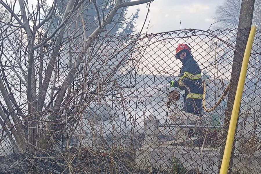 Incendiu puternic într-un cimitir din Botoșani: Flăcările au pornit de la o lumânare