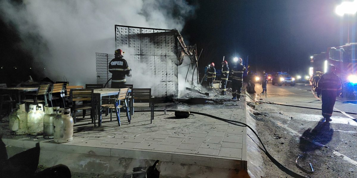 Incendiu puternic, noaptea, la un fast-food din județul Cluj