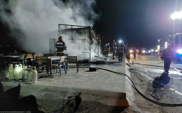 Incendiu puternic, noaptea, la un fast-food din județul Cluj