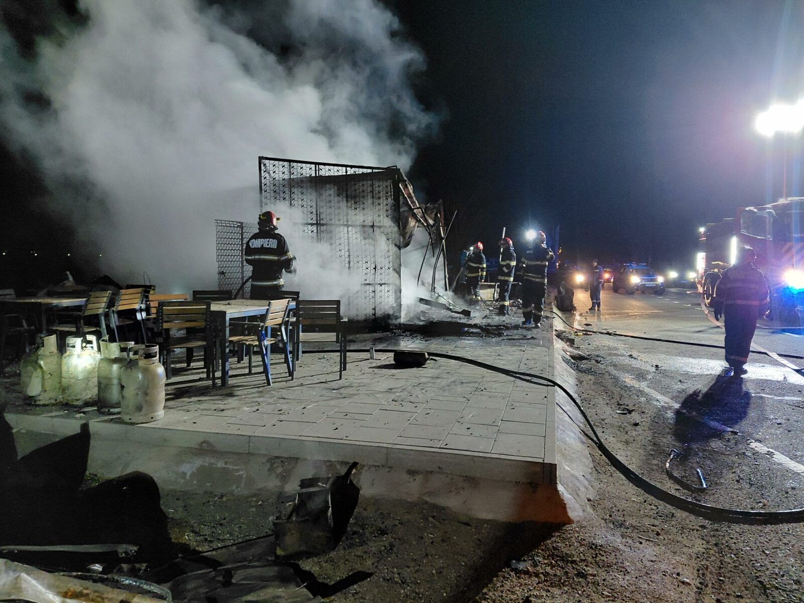 Incendiu puternic, noaptea, la un fast-food din județul Cluj