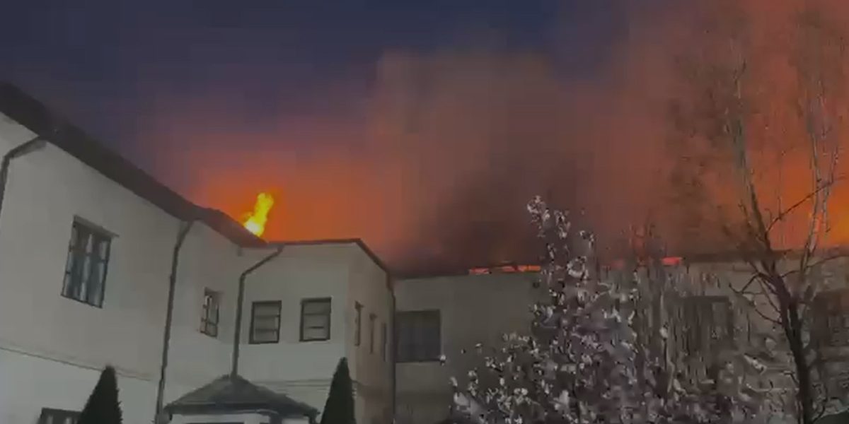 Incendiu puternic la Mănăstirea Bistrița: 10 autospeciale intervin