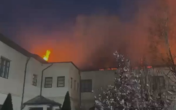 Incendiu puternic la Mănăstirea Bistrița: 10 autospeciale intervin