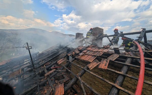 Incendiu devastator la Nehoiu: Proprietarul, salvat miraculos de pompieri