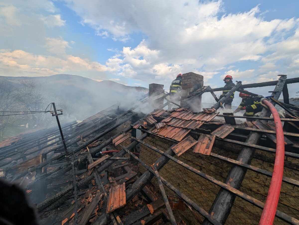 Incendiu devastator la Nehoiu: Proprietarul, salvat miraculos de pompieri