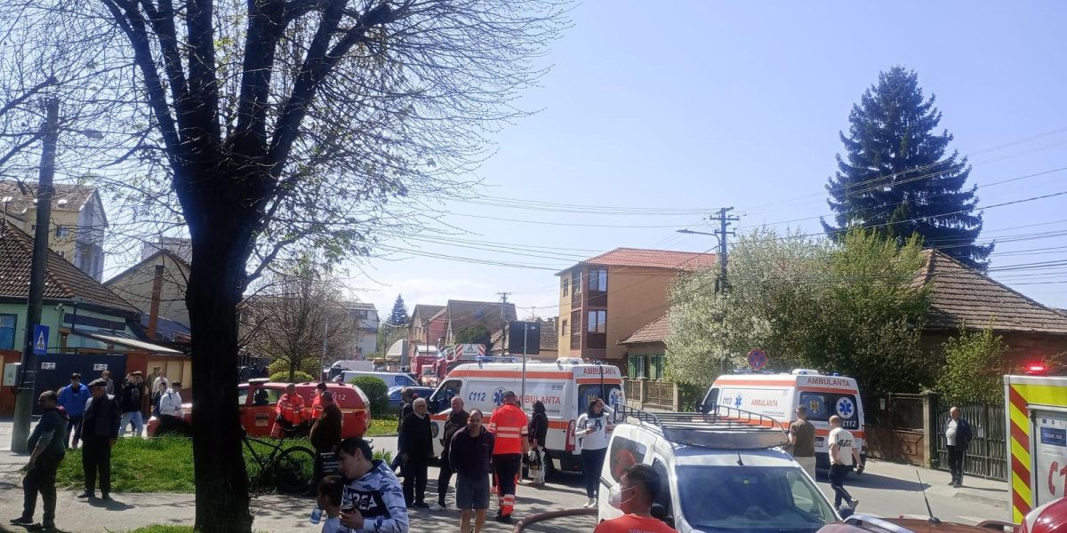 Incendiu în Sibiu: Peste 20 de persoane evacuate, trei victime la spital