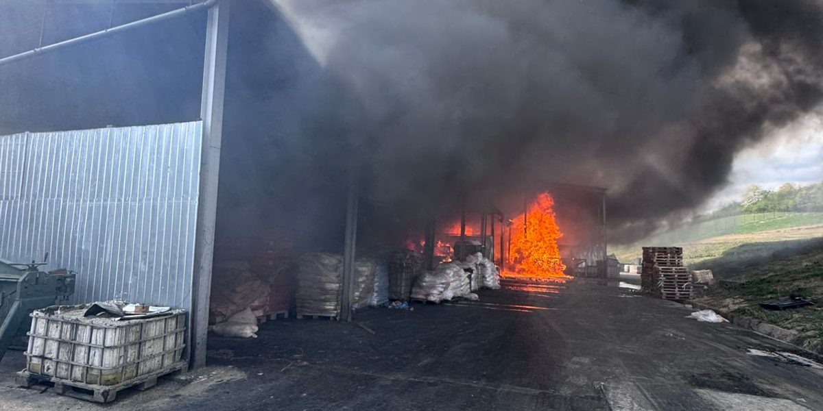 Incendiu uriaș la o hală din Sălaj: Fum dens, emis mesaj Ro-Alert