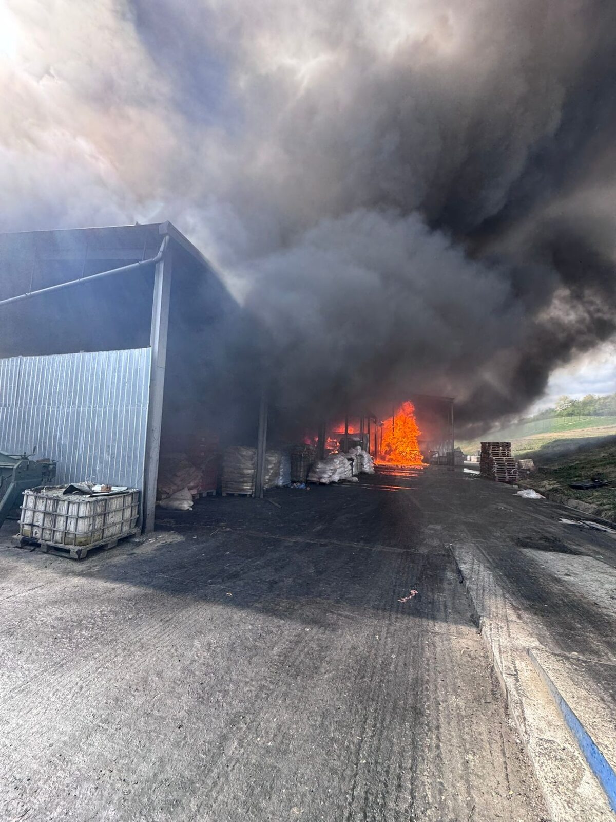 Incendiu uriaș la o hală din Sălaj: Fum dens, emis mesaj Ro-Alert