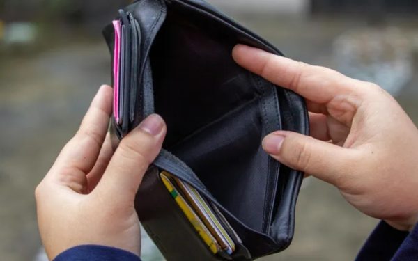 Scumpiri-record în România: Coșul zilnic se golește, inflația scapă de sub control!
