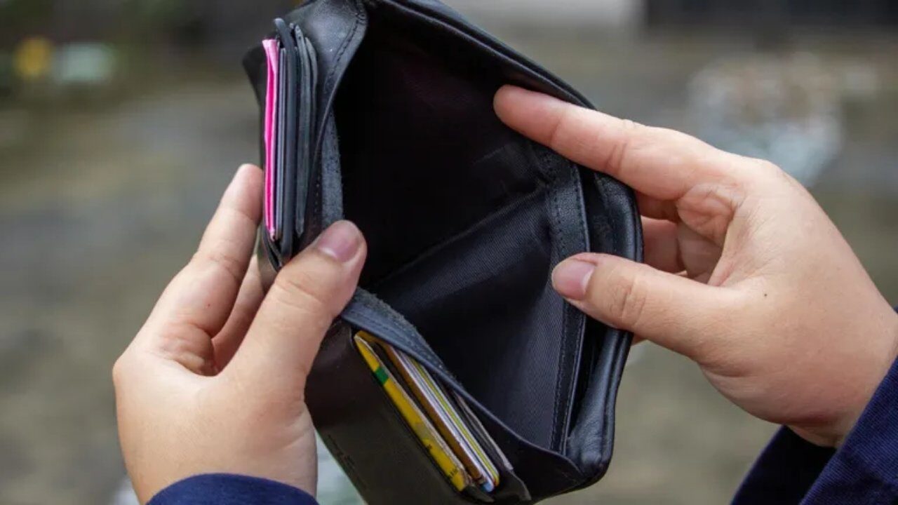 Scumpiri-record în România: Coșul zilnic se golește, inflația scapă de sub control!