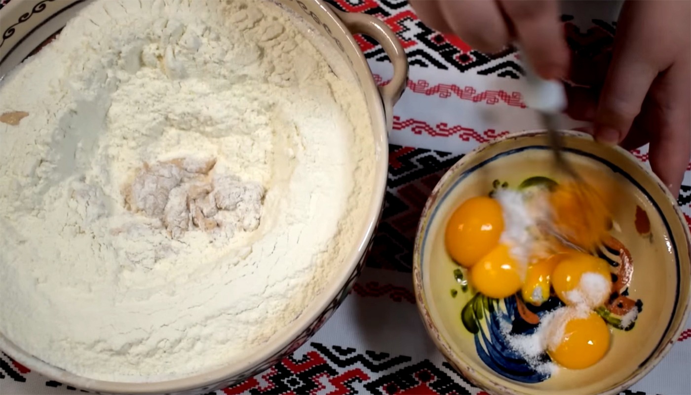 Cozonacul rămâne unul dintre preparatele preferate ale românilor, însă reușita sa depinde de câțiva factori esențiali, printre care proporțiile perfect echilibrate de lapte și ouă în raport cu făina