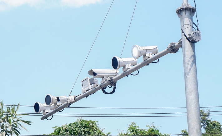 Mii de orașe din Statele Unite au instalat cititoare automate de plăcuțe de înmatriculare (ALPR), iar integrarea acestor sisteme cu inteligența artificială a generat controverse serioase privind libertățile civile