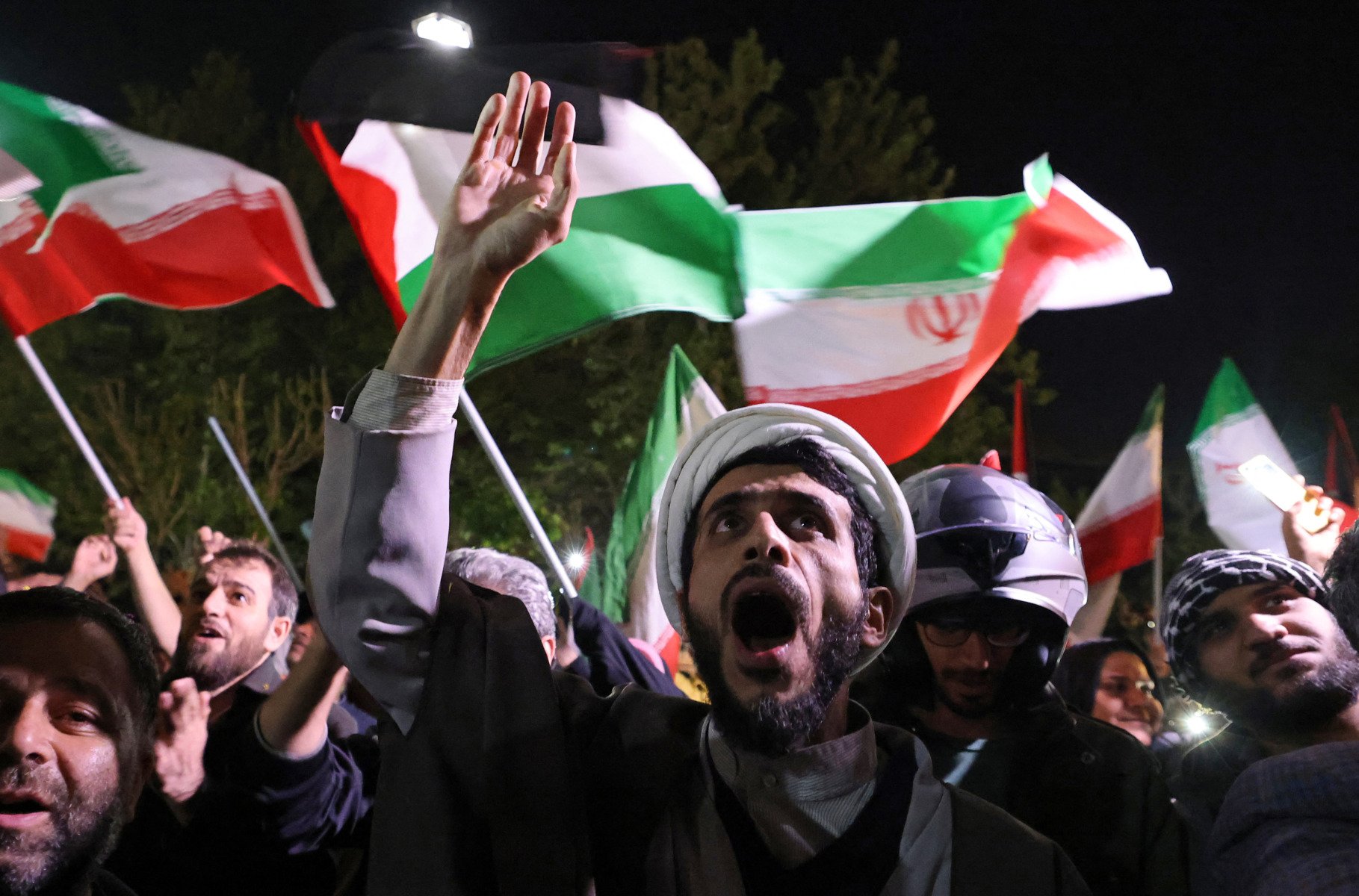 Președintele iranian Masoud Pezeshkian anunță mobilizarea populației în contextul tensiunilor din regiune Președintele Iranului, Masoud Pezeshkian, a transmis un mesaj pe rețelele de socializare prin care afirmă că peste 14 milioane de iranieni și-au exprimat disponibilitatea de a-și sacrifica viața pentru apărarea țării