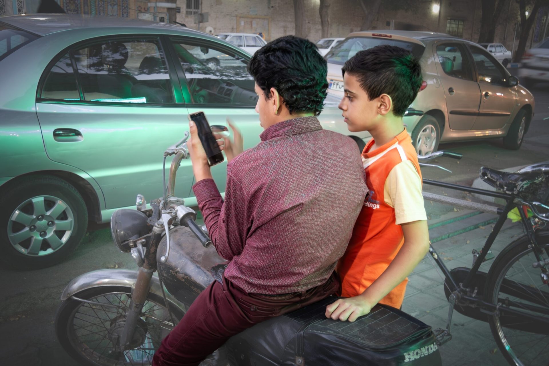 Iranul recrutează copii pentru război în secret