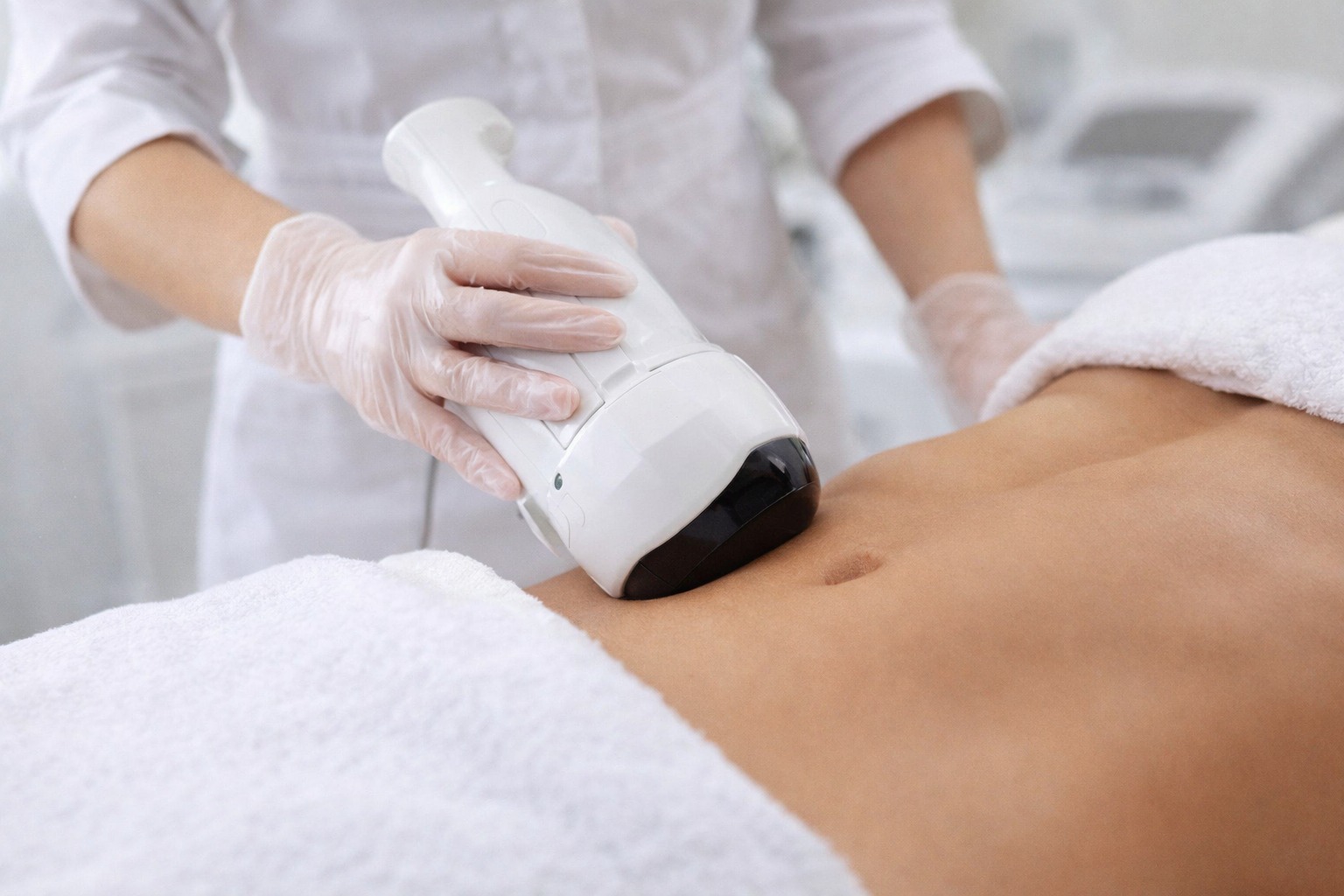 Liposuția nechirurgicală cu Liposonix, o soluție modernă pentru conturarea corporale Reducerea grăsimii localizate fără bisturiu și anestezie devine o realitate clinică acceptată și practică