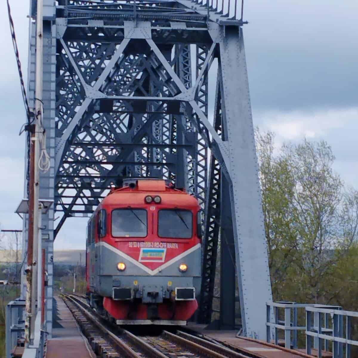 Locomotiva fabricată în România, pe șine-n Republica Moldova: Premieră istorică