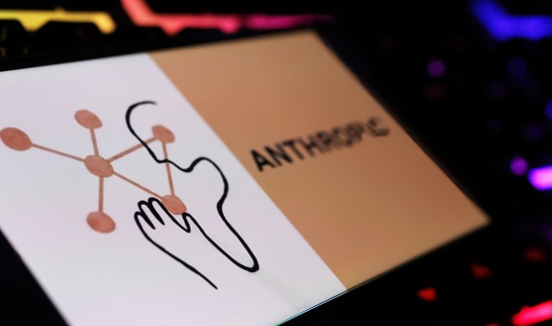 Anthropic, un startup de inteligență artificială, a lansat un proiect amplu, în colaborare cu giganți tehnologici precum Amazon, Microsoft și Apple, pentru a testa un model AI avansat, cu accent pe securitatea cibernetică