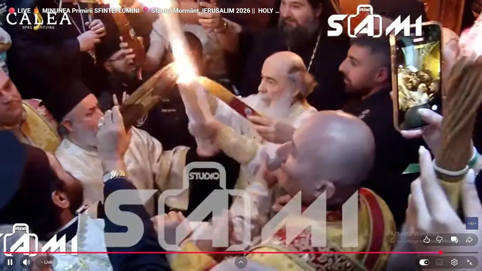 Lumina Sfântă a aprins speranța la Ierusalim, în ciuda conflictelor