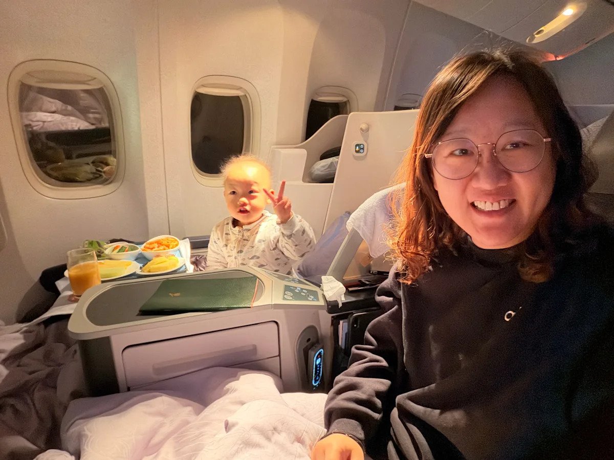 O mamă de origine chineză stabilită în Los Angeles, Grace Cong Sui, a ales recent să-și înscrie fiica într-o școală din Qingdao, China, pe durata unei vizite de două luni în țara natală a familiei