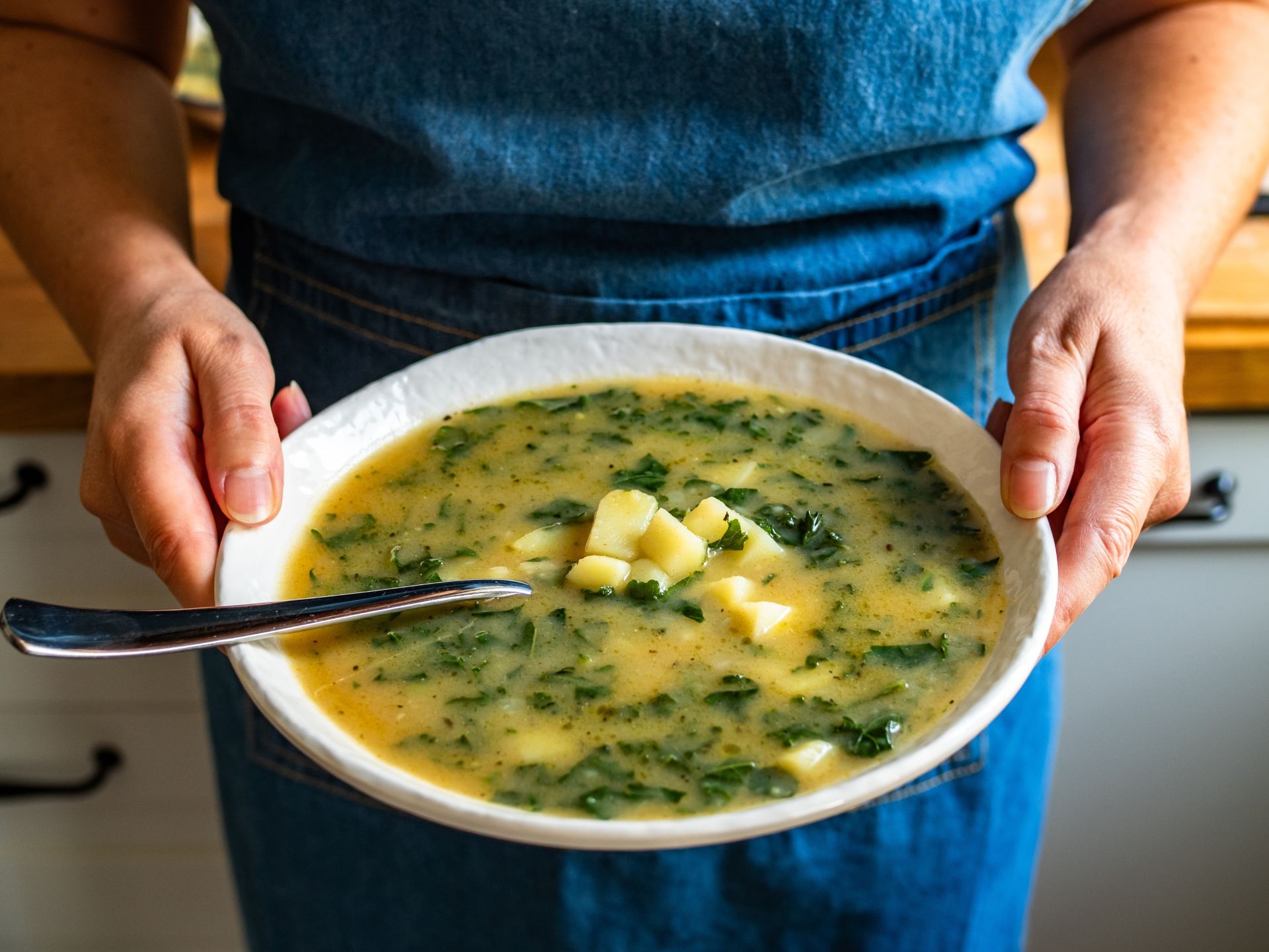 De ce nu trebuie să mănânci în picioare, mit sau realitate