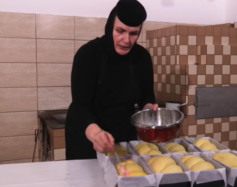 Cozonacii de la Mănăstirea Adam, un deliciu tradițional care cucerește inimile românilor, sunt renumiți pentru gustul lor autentic, moștenit din rețete vechi, păstrate cu sfințenie de-a lungul timpului