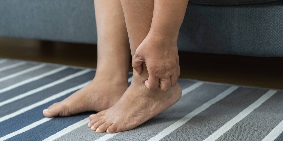 Semn pe picioare, alertă! Diabet, rinichi sau ficat bolnav – când MERGI la medic