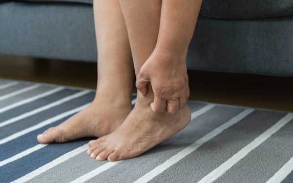 Semn pe picioare, alertă! Diabet, rinichi sau ficat bolnav – când MERGI la medic