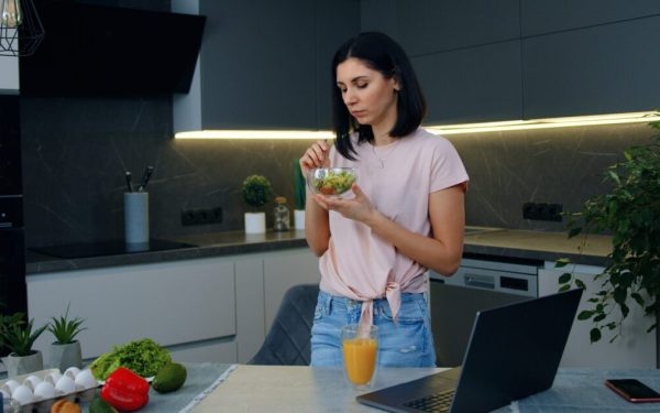 Mâncatul în picioare: Beneficii și pericole pentru digestie, spun experții