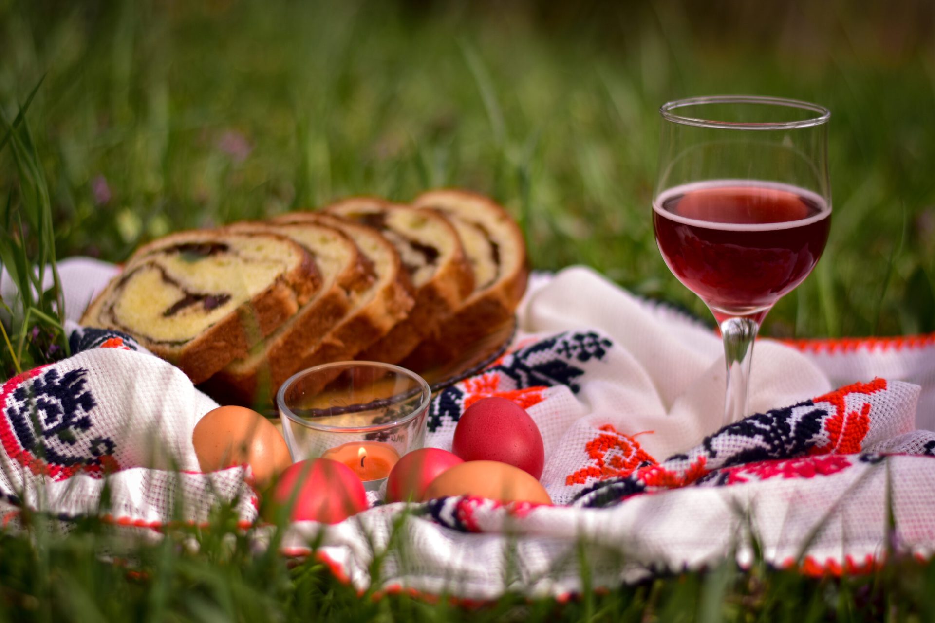 Cât vor scoate din buzunar românii pentru masa de Paște în 2026?