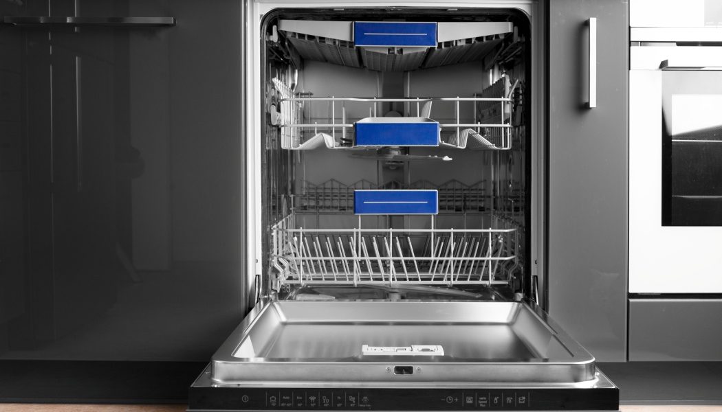 Greșeala epică ce îți strică vasele. De ce NU trebuie să le clătești!