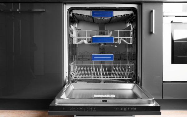 Greșeala epică ce îți strică vasele. De ce NU trebuie să le clătești!