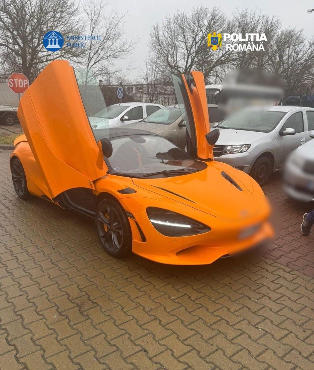 Polițiștii au destructurat o rețea de importuri ilegale de mașini de lux din Andorra Potrivit unui comunicat al IPGR, polițiștii au efectuat cinci percheziții în capitalele București și Ilfov și au dus la audierea a trei persoane într-un dosar complex legat de utilizarea de documente false la vamă și spălare de bani