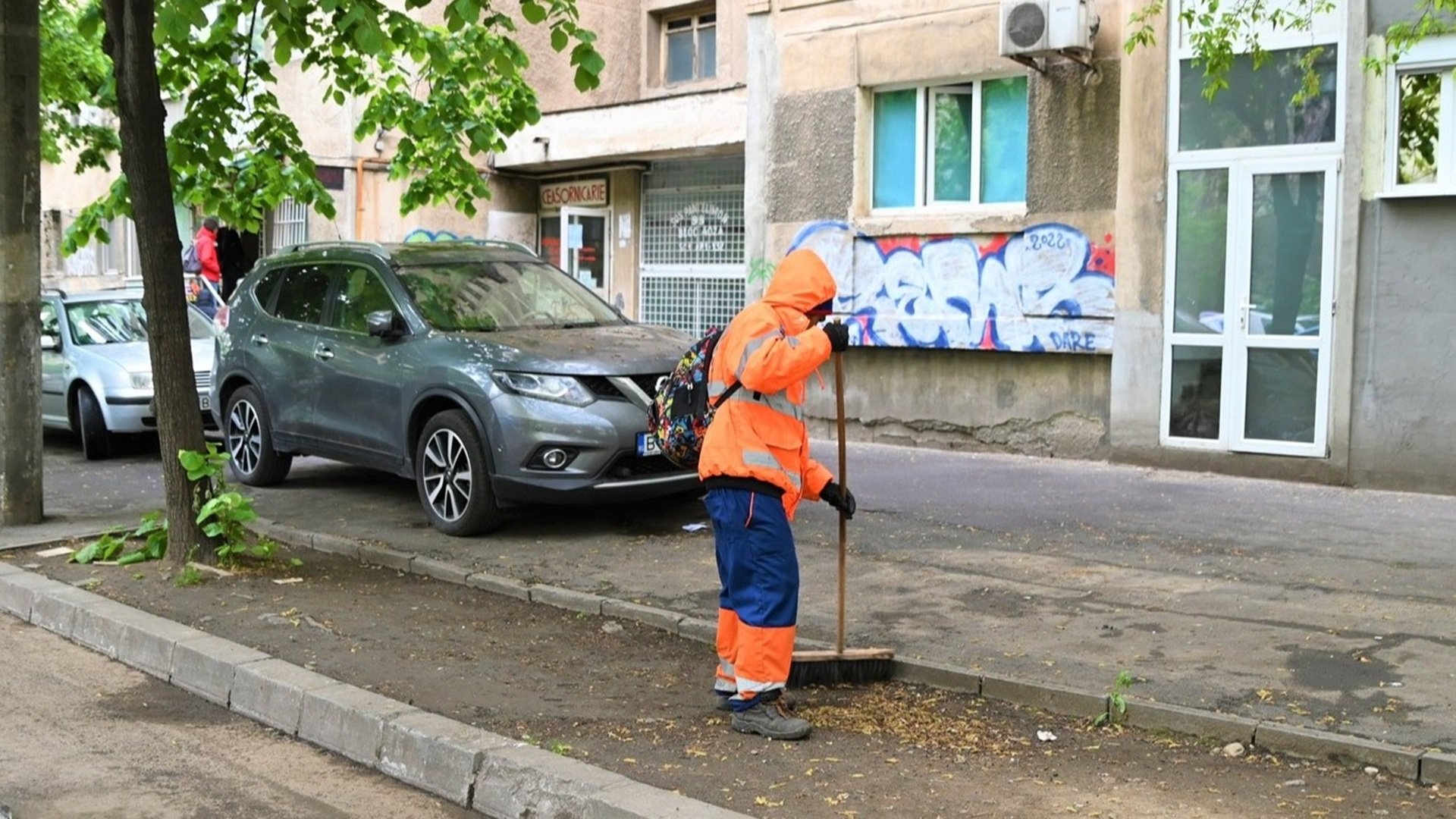 Primăria Sectorului 2 a plătit, în ultimii ani, aproape 100.000 de euro pentru servicii de măturat manual trotuarele, bani pe care Curtea de Conturi îi consideră nejustificați și rezultatul unui sistem de decontare greșit