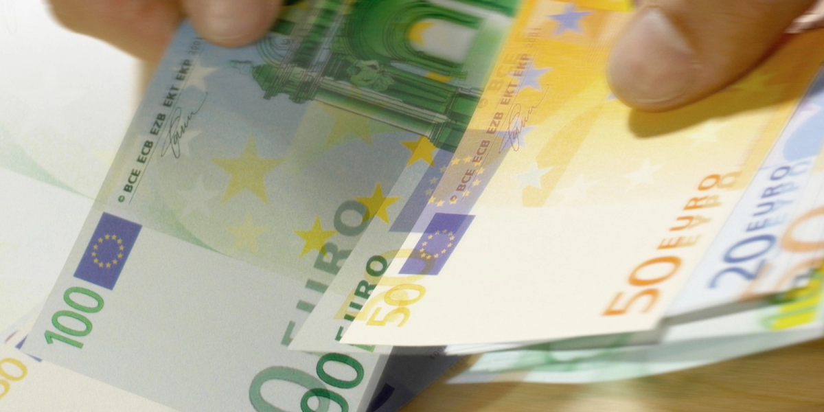 Ultima bancnotă controversată din Europa: Ce fac românii cu banii
