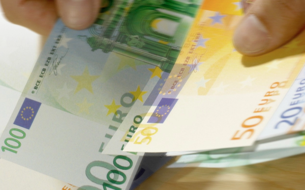 Ultima bancnotă controversată din Europa: Ce fac românii cu banii