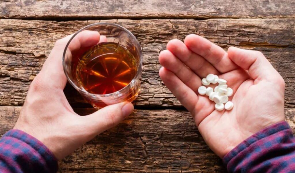 Atenție! Alcool și medicamente: ce riscă ficatul tău, AVERTISMENT