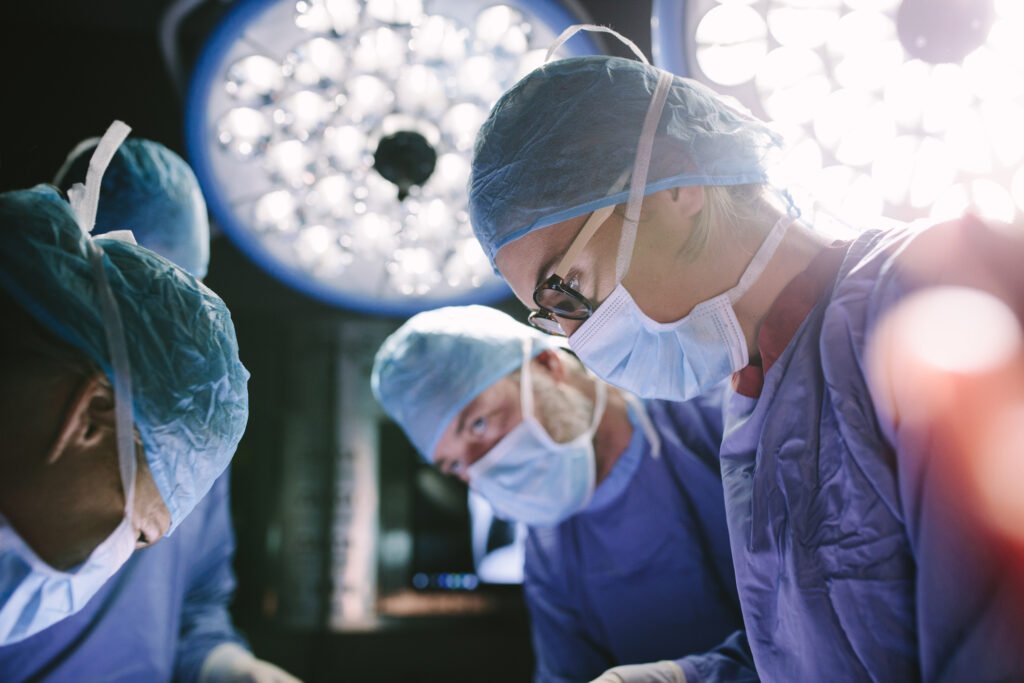 Un recent studiu național arată că 70% dintre medicii rezidenți din România iau în calcul posibilitatea de a pleca din țară, din cauza lipsei unor oportunități profesionale clare
