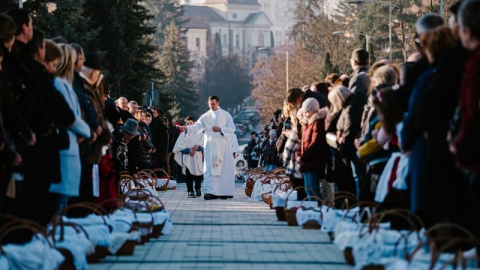 Tradiționala ceremonie de sfințire a bucatelor de Paște Catolic, desfășurată duminică în centrul municipiului Miercurea-Ciuc, a reunit mii de participanți din întreaga zonă