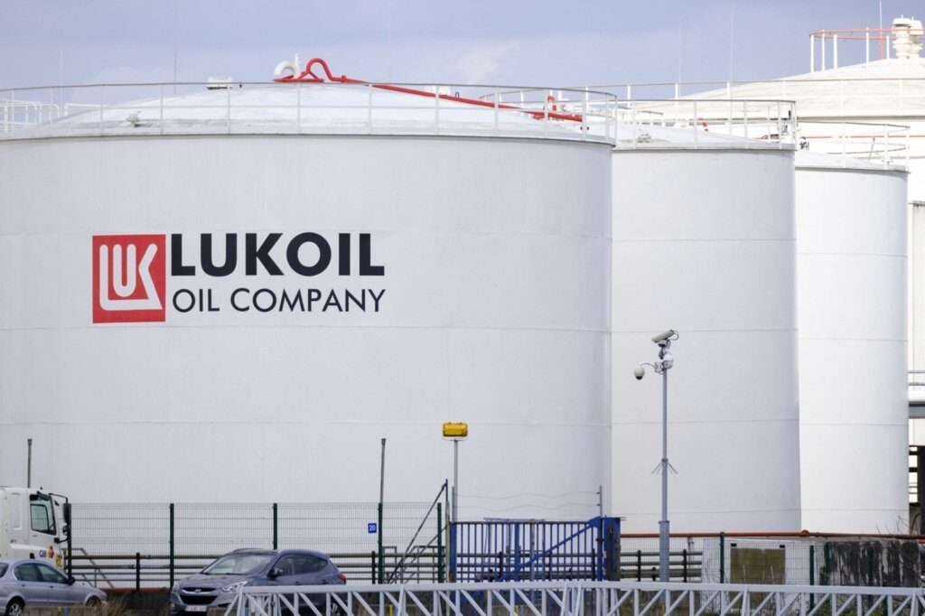 România cere acordul SUA pentru repornirea rafinăriei Petrotel, deținută de Lukoil Ministerul Energiei anunță că România a solicitat Statelor Unite ale Americii permisiunea de a reporni rafinăria Petrotel din Ploiești, care aparține companiei rusești Lukoil