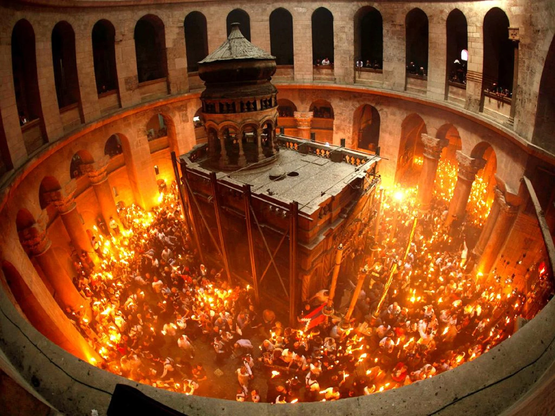 O călătorie spirituală spre Lumina Învierii, în inima sărbătorilor pascale