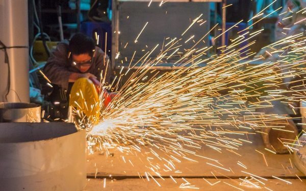 Românii muncesc mult, dar sunt plătiți prost: 13,6 euro pe oră în UE