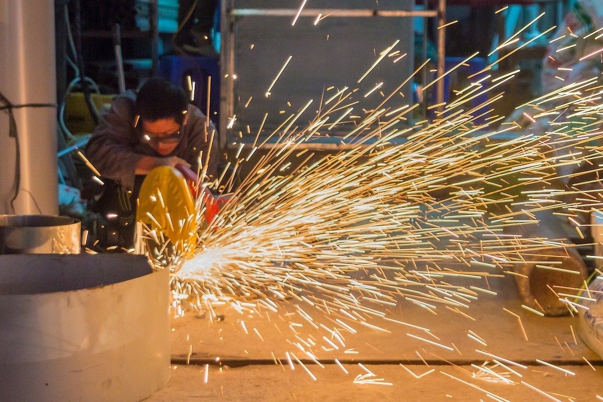 Românii muncesc mult, dar sunt plătiți prost: 13,6 euro pe oră în UE